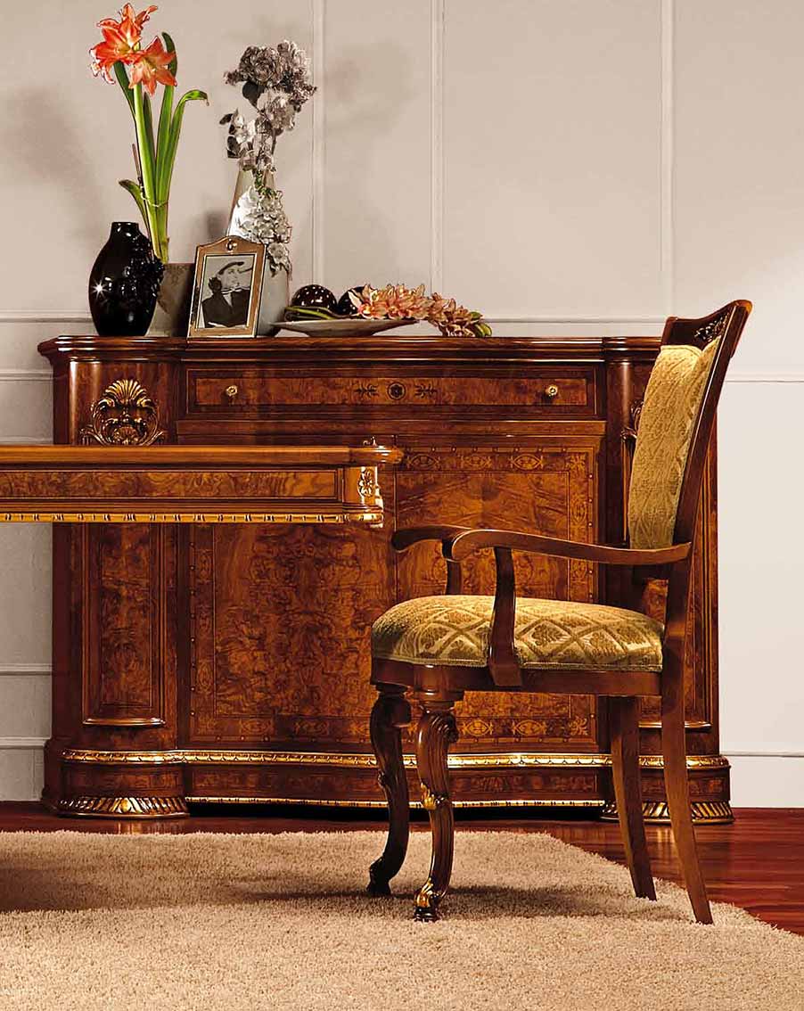 poltroncina elegante di lusso in legno in stile classico