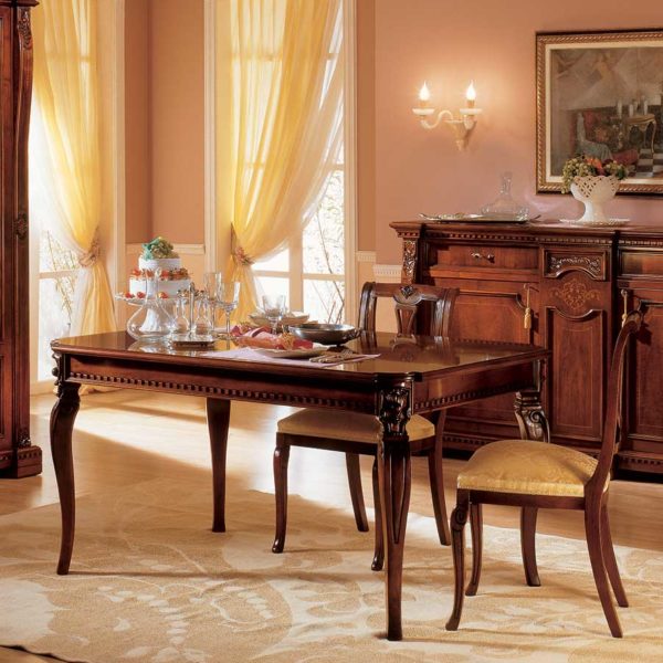 tavolo elegante di lusso in legno in stile classico
