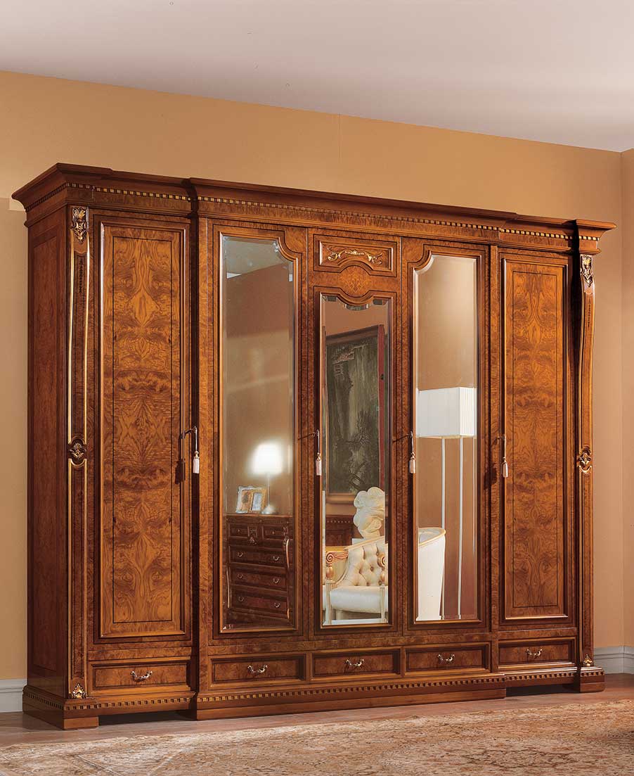 armadio elegante di lusso in legno in stile classico