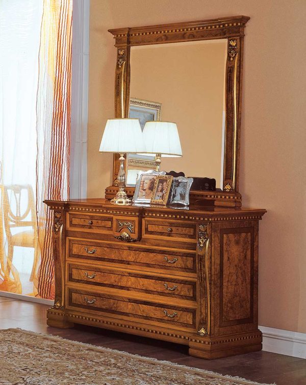 specchiera elegante di lusso in legno in stile classico