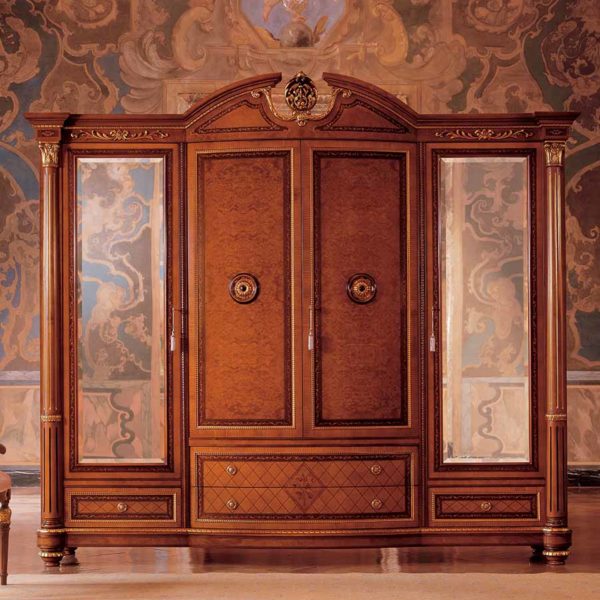 armadio elegante di lusso in legno in stile classico