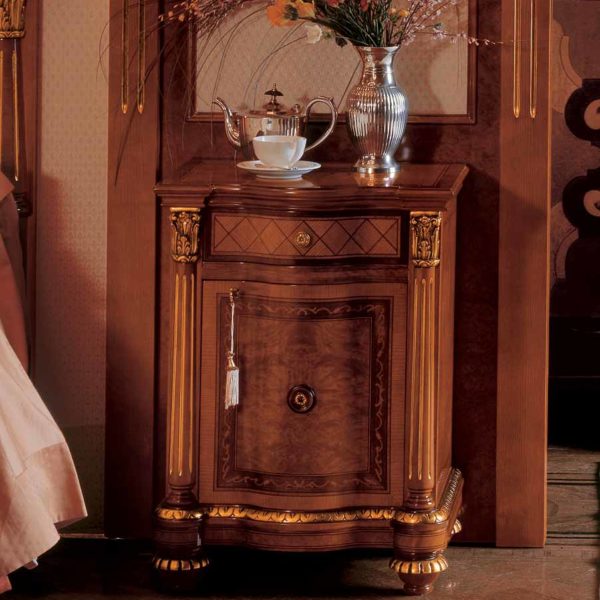 comodino elegante di lusso in legno in stile classico